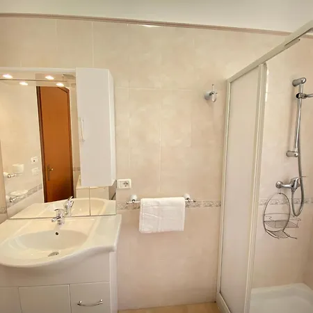 Elegant House דירה